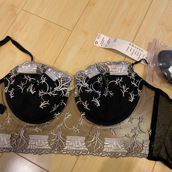 RARE Black lace bra with delicate white design - Picture 3 of 8